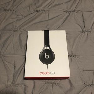 These are brand new Beats Ep.They’re black.